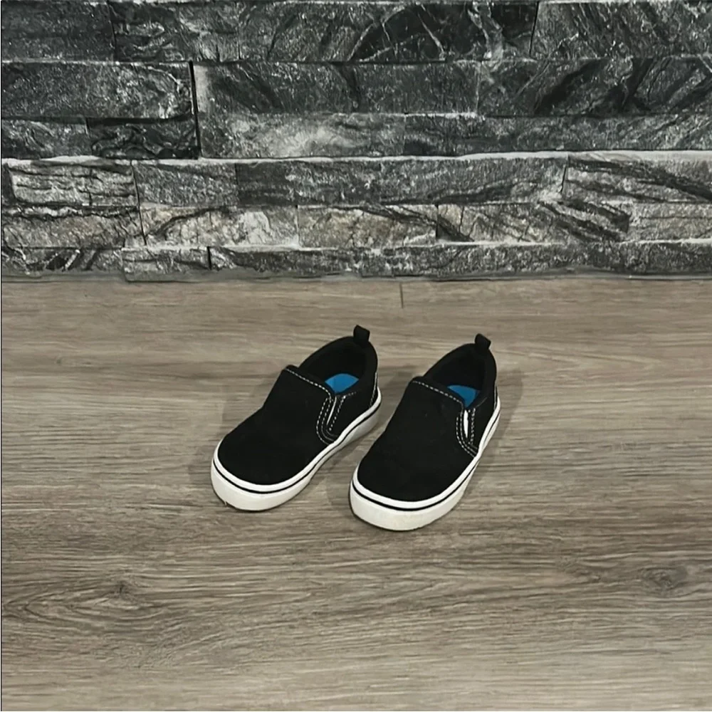 Wonder Nation Black and White Slip-On Sneakers Size 5‎
